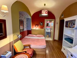 - une chambre avec 2 lits dans une pièce dotée de plafonds voûtés dans l'établissement MuziKafe - Home of Culture, à Ptuj