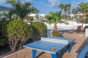 a blue picnic table with a fish on it at Jardines del Sol in Playa Blanca