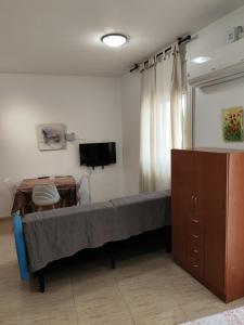 un grande letto in una camera con TV di Estudio en el centro a Reus