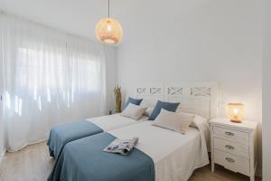 una camera con due letti e asciugamani sopra di Avanti Murillo, Elegance & Comfort a Siviglia