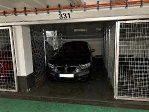 un coche está aparcado dentro de un garaje en Living Concept Bogenhausen, en Múnich