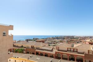 einen Blick auf die Stadt vom Dach eines Gebäudes in der Unterkunft Bahia Almeria in Aguadulce