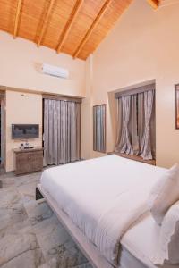 Letto o letti in una camera di Freesia Resort by Express Inn