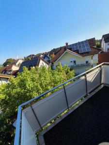 - un balcon avec des panneaux solaires sur les toits des maisons dans l'établissement Ferienwohnung, à Rheinstetten