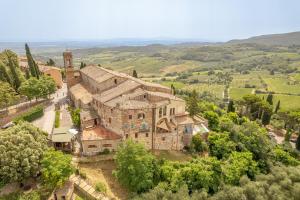een luchtzicht op een groot stenen huis op het platteland bij Il Vescovo, Incredible Attic in center of Montepulciano, Luxe in Montepulciano