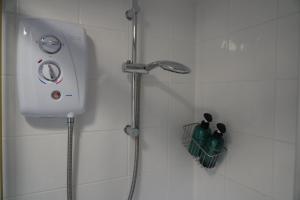 y baño con ducha y cabezal de ducha. en Woodstock Oxford Street- Entire Cosy Apartment- 5 mins to Blenheim Palace en Woodstock