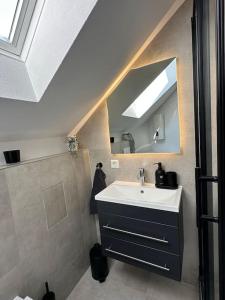 een badkamer met een wastafel en een spiegel bij Stylisches Apartment in zentraler Lage - mit Klima in Karlsruhe