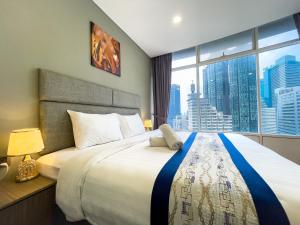 Postel nebo postele na pokoji v ubytování Vortex KLCC Suites by Homestay