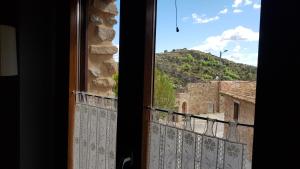 uma vista para uma montanha a partir de uma janela em Las Abadías em San Felices