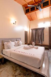 - une chambre avec un grand lit blanc dans l'établissement Freesia Resort by Express Inn, à Nashik