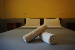 - une chambre avec un lit et 2 serviettes de toilette dans l'établissement Kiayazo ViBES Inn, à Gili Trawangan