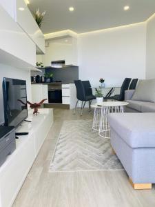 A television and/or entertainment centre at Ocean Garden Suite 004 con vistas al mar