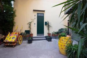 um edifício com uma porta verde e algumas plantas em Aquacharme em Palermo