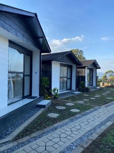a house with a pathway in front of it at Ginastro Hom in Bangli