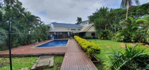 une maison avec une piscine dans une cour dans l'établissement Nasese paradise, à Suva