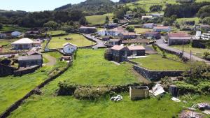 einen Luftblick auf ein kleines Dorf mit einem Bauernhof in der Unterkunft Quinta da Atafona in Ribeirinha