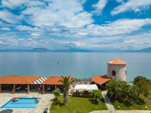 uma vista aérea de um resort com uma piscina em Hotel Pavlina Beach em Niforeika