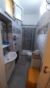W łazience znajduje się umywalka, toaleta i prysznic. w obiekcie Stella Mare w mieście Santa Flavia