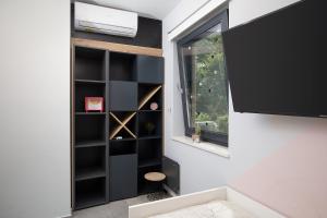 Telewizja i/lub zestaw kina domowego w obiekcie Luxury design Villa Maell with private pool and high level of privacy - WiiBuk