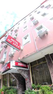 un hotel con un edificio rosa en HOSTEL ÖZSEFA en Estambul