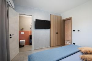 sypialnia z łóżkiem i telewizorem z płaskim ekranem w obiekcie Luxury design Villa Maell with private pool and high level of privacy - WiiBuk w mieście Šišan +37 zdjęć