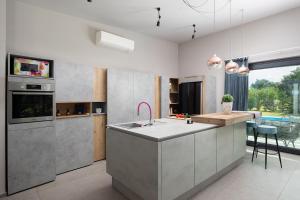 Kuchnia lub aneks kuchenny w obiekcie Luxury design Villa Maell with private pool and high level of privacy - WiiBuk