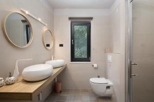 Łazienka w obiekcie Luxury design Villa Maell with private pool and high level of privacy - WiiBuk