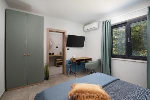 Telewizja i/lub zestaw kina domowego w obiekcie Luxury design Villa Maell with private pool and high level of privacy - WiiBuk
