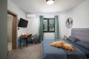 Telewizja i/lub zestaw kina domowego w obiekcie Luxury design Villa Maell with private pool and high level of privacy - WiiBuk
