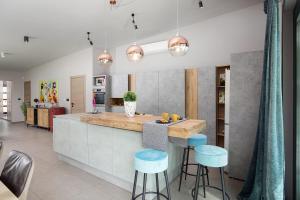 Hol lub bar w obiekcie Luxury design Villa Maell with private pool and high level of privacy - WiiBuk