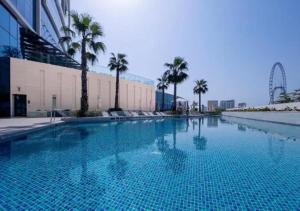 Bazén v ubytování 2 BR Apartment in Address JBR with Dubai Marina View nebo v jeho okolí