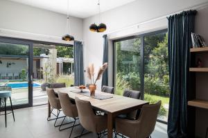 Basen w obiekcie Luxury design Villa Maell with private pool and high level of privacy - WiiBuk lub w pobliżu