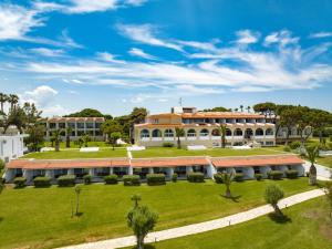 uma vista exterior de um edifício com um pátio verde em Hotel Pavlina Beach em Niforeika