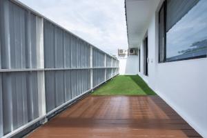 einen leeren Balkon mit Blick auf das Gras in der Unterkunft R S Home in Tawau