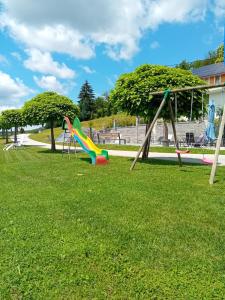 un parc avec plusieurs toboggans et une balançoire dans l'établissement Private Wellness Apartment, à Trebnje