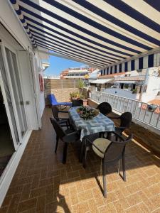 een patio met een tafel en stoelen op een balkon bij Sitges Center Penthouse in Sitges