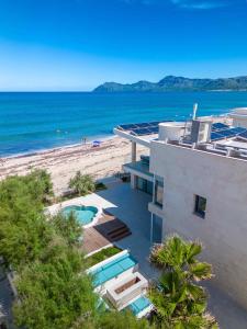 eine Luftansicht auf ein Gebäude und den Strand in der Unterkunft BEACH NEST VILLA in Son Serra de Marina