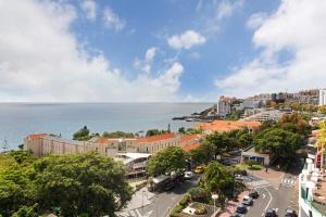una vista aérea de una ciudad y el océano en Madeira Sun, en Funchal