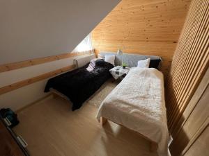 מיטה או מיטות בחדר ב-Apartament 4 plus 1 w Karkonoszach