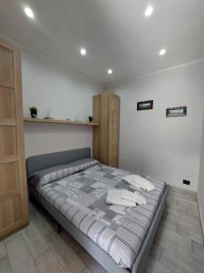 una camera da letto con un letto con asciugamani sopra di City Wonders B&B a Napoli Altre 4 foto