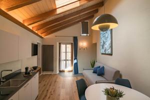 una cucina e un soggiorno con divano e tavolo di Aosta Holiday Apartments - Sant'Anselmo ad Aosta