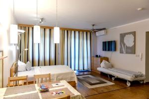 1 Schlafzimmer mit 2 Betten, einem Tisch und Stühlen in der Unterkunft Atmoszféra Apartman in Sárvár