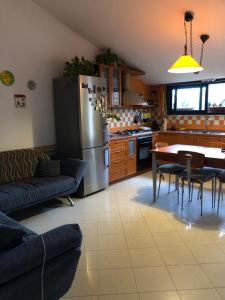 una cucina con frigorifero e tavolo con sedie di Casa Gres a Carlentini