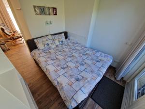 1 dormitorio pequeño con 1 cama en una habitación en Bed & Breakfast Inn Drenthe, en Fluitenberg