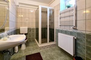 Koupelna v ubytování Atmoszféra Apartman