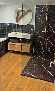 une salle de bain avec un lavabo et un miroir dans l'établissement Cabinet de rêveries #2, à Cassel