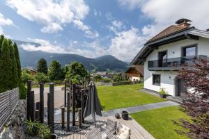 een uitzicht op een huis met een tuin bij Appartement Auszeit in Sankt Michael im Lungau