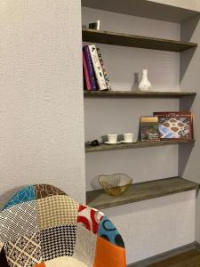 una stanza con una mensola con libri di Pumpura apartamenti ***** a Talsi