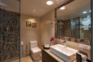 Un baño con lavabo, inodoro y ducha. en Lohonostays Soni Estate, en Mussoorie 32 fotos más