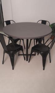 stół i 2 krzesła wokół białego stołu i krzeseł w obiekcie Luxo e conforto w mieście Goiânia